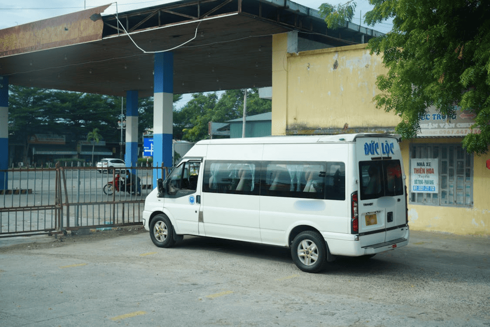 Shuttle bus is an ideal choice for those who want to travel from Danang to Hoi An comfortably and on time (Source: Pexels)